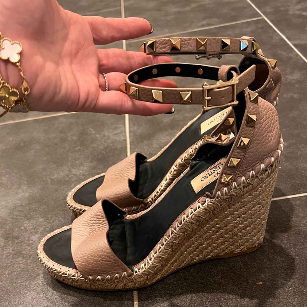 DOUBLE ROCKSTUD GRAINY CALFSKIN WEDGE SANDAL 105 MM Size 38